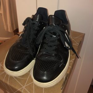 VEJA V10 black and white.